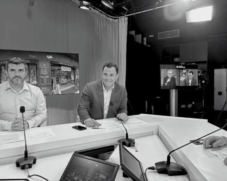 Webinaire organisé par LSA, sur la droite se trouve Menad Lamini directeur général d'Arcanes et sur la gauche Olivier Toustou, DGA dans l'entreprise Le Comptoir de Mathilde. la photographie est noir et blanc. L'objectif de ce webinaire était de découvrir les apports de Sage X3 dans le secteur de l'agroalimentaire.