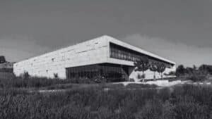 Photographie de l'établissement du Roy René en noir et blanc. Le Roy René qui nous accueillera pour notre prochain Club Clients Arcanes.