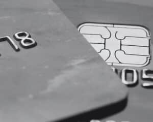 Deux cartes bancaires l'une sur l'autre.