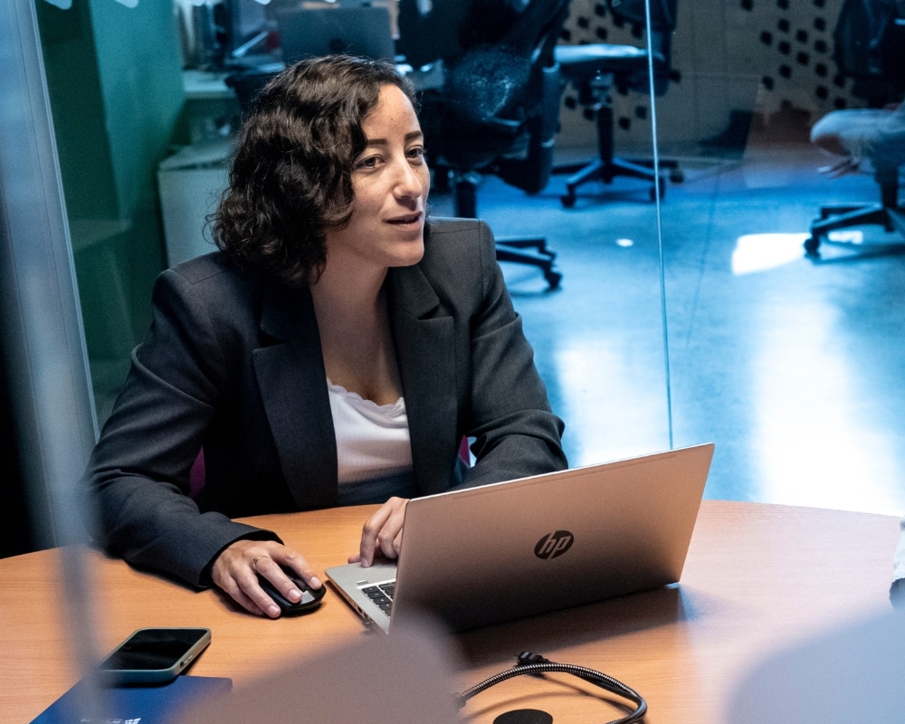 Illustration pour le poste de chargé.e de communication et marketing digital chez Arcanes