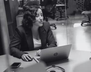 Illustration pour le poste proposé par Arcanes de chargé de communication et marketing