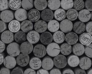 Vue en plongée sur des bouchons de vin. Photo en noir et blanc