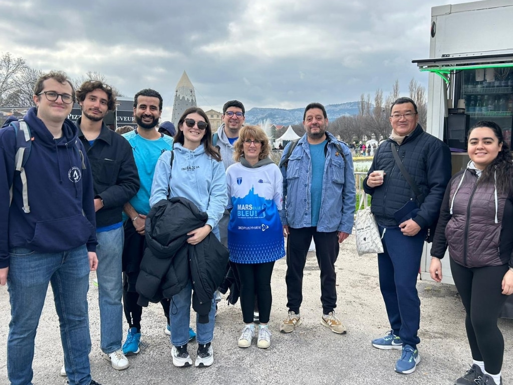 Photo de groupe lors de la course / marche pour Marseille Bleu.
