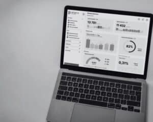 un illustration de notre article sur la V6 d'Arcanes WMS. Nous pouvons voir un écran d'ordinateur avec des KPI affiché, celles-ci seront entièrement personnalisables sur la V6 de notre solution de gestion d'entrepôt.