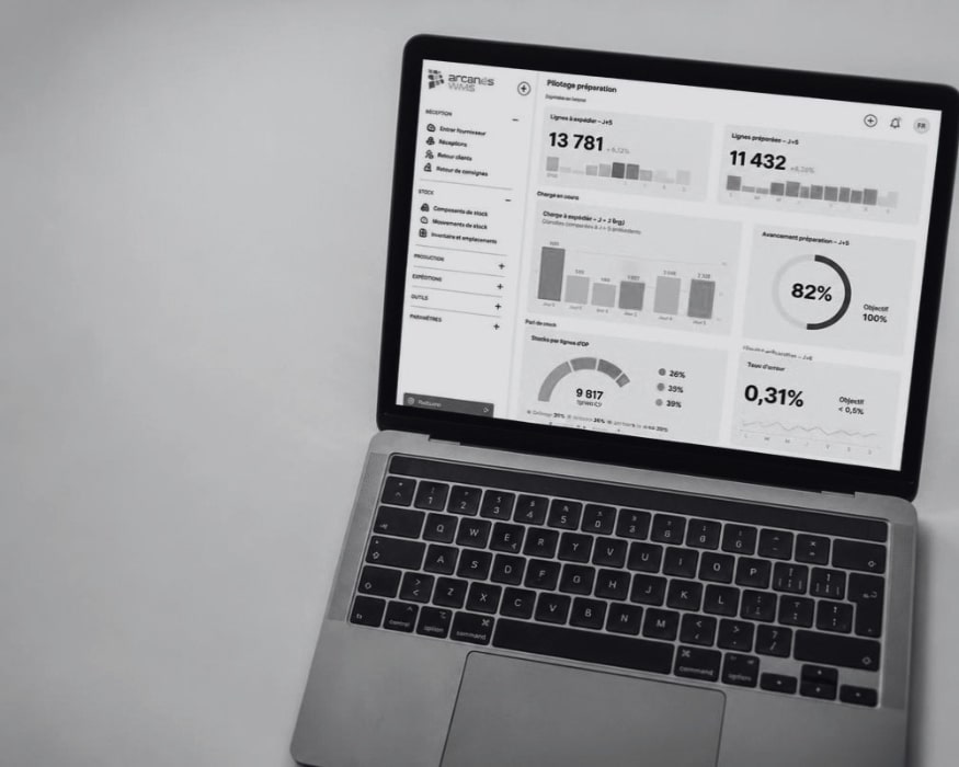 un illustration de notre article sur la V6 d'Arcanes WMS. Nous pouvons voir un écran d'ordinateur avec des KPI affiché, celles-ci seront entièrement personnalisables sur la V6 de notre solution de gestion d'entrepôt.