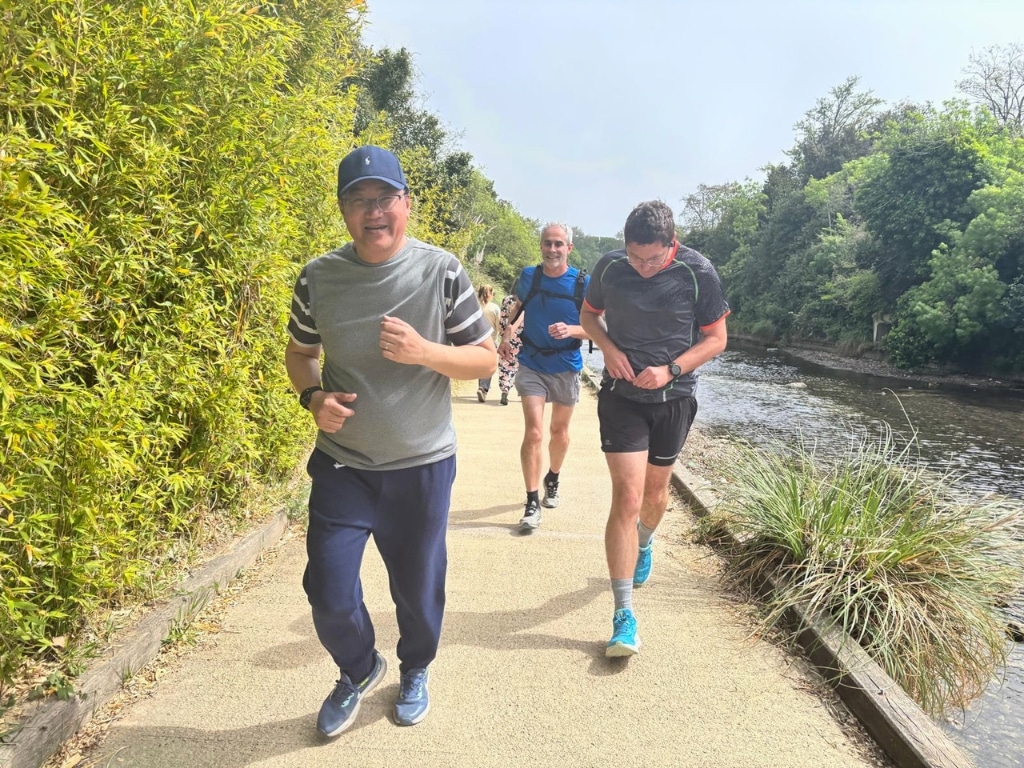 Trois personnes qui s'entraînent à courir le Marseille-Cassis.