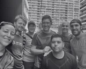 Nos coureurs s'entraînent pour le Marseille-Cassis. Un selfie de groupe de sept personnes.