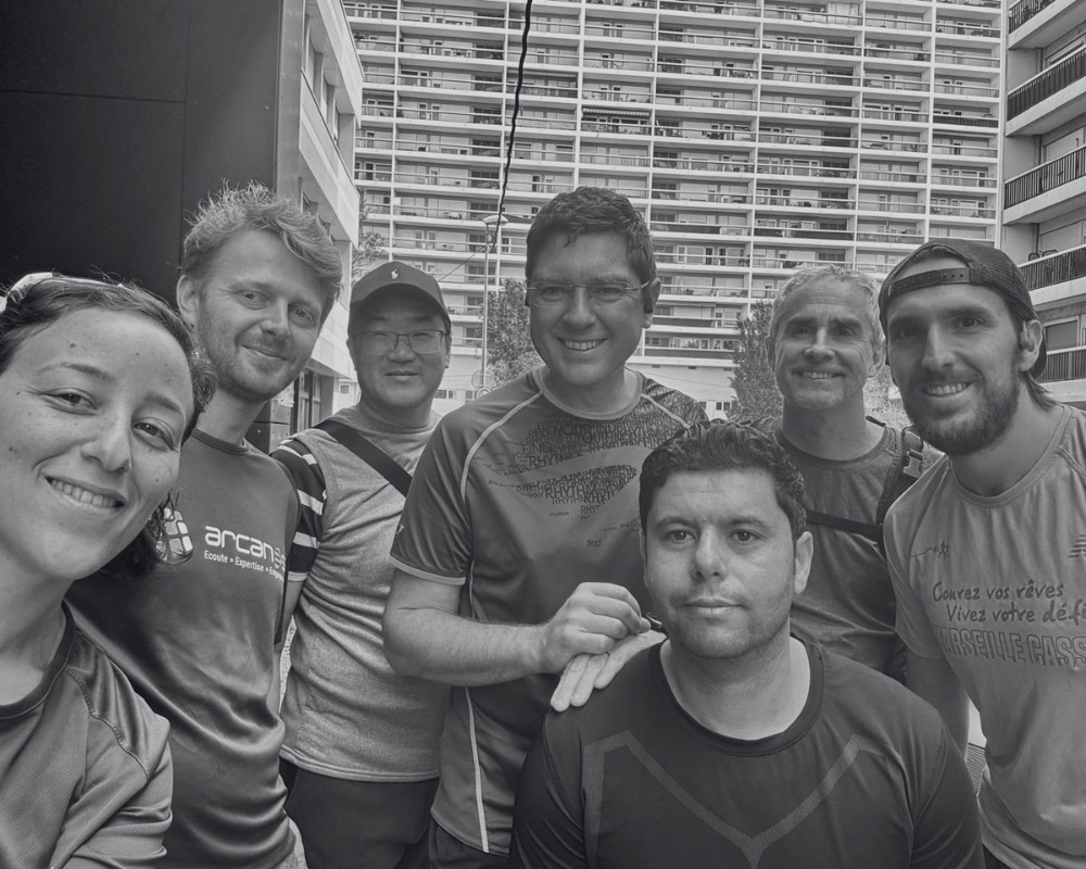 Nos coureurs s'entraînent pour le Marseille-Cassis. Un selfie de groupe de sept personnes.