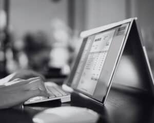 Image d'illustration pour la facturation électronique. Une personne est en train de regarder sa facture sur sa tablette.