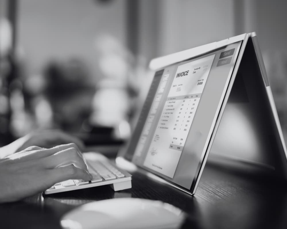 Image d'illustration pour la facturation électronique. Une personne est en train de regarder sa facture sur sa tablette.