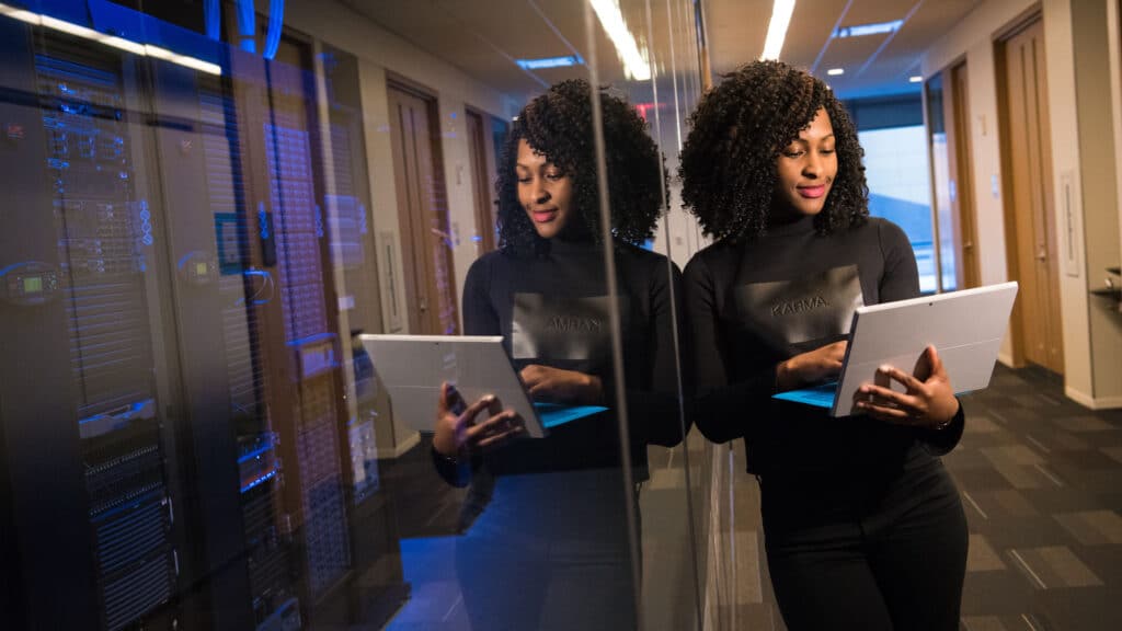 Visuel d'illustration pour Gabian. Une femme surveille les serveurs sur une tablette